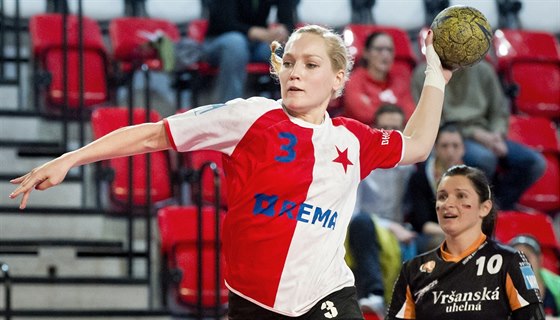 Jana Knedlíková (vlevo) ze Slavie stílí na mosteckou brnaku, Petra Beuková...