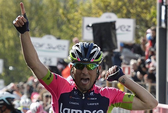 Diego Ulissi triumfuje v páté etap Giro d' Italia.