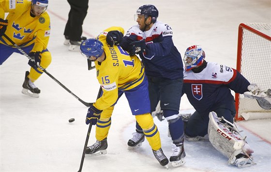 Gustav Nyquist (vlevo) stílí první védský gól proti Slovensku.