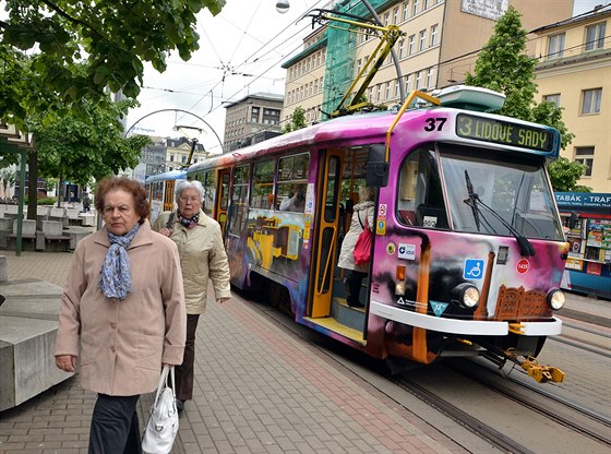 Nová výzdoba tramvaje údajn stála pouhých dvacet tisíc korun.