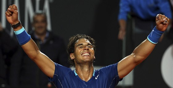Rafael Nadal triumfáln slaví postup do finále na turnaji v ím.