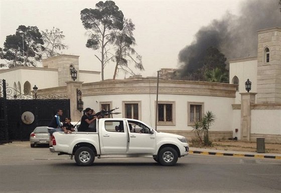 Ozbrojenci obsadili libyjský parlament  (Tripolis, 18. kvtna 2014).