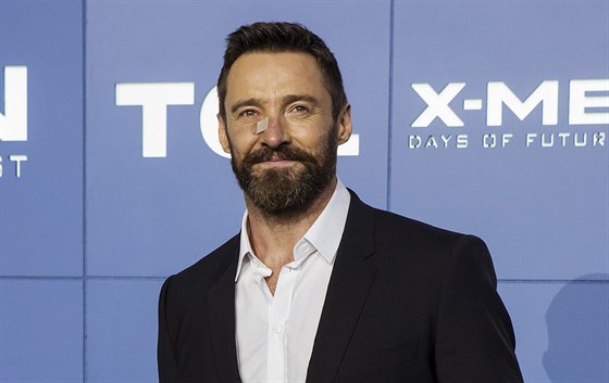 Hugh Jackman s pelepeným nosem po operaci na premiée filmu X-Men: Budoucí...