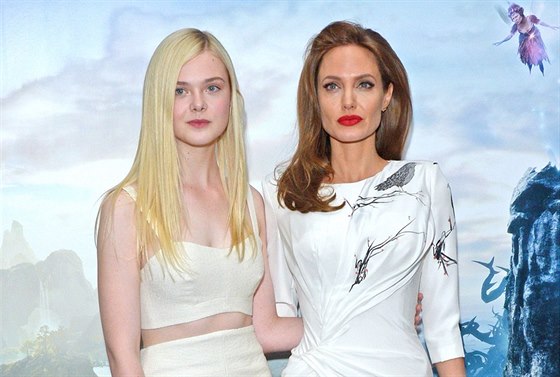 Elle Fanningová a Angelina Jolie na pedstavení filmu Zloba - Královna erné...