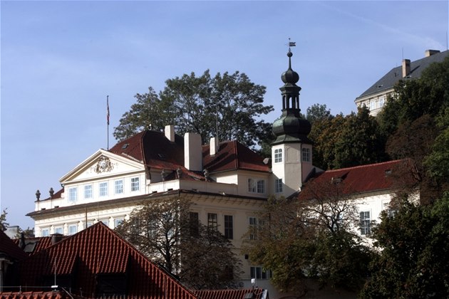 Britská ambasáda sídlí od 20. let 20. století v thunovském paláci pod praským