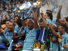 S POHREM. Fotbalist Manchesteru City oslavuj zisk mistrovskho titulu.