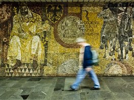 Kamenná mozaika s názvem Doba panování Karla IV. od Radomíra Koláe z let 1983