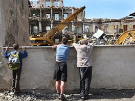 Smutné divadlo. Lidé ve Frýdku-Místku sledují bourání pádelny Landsbergrovy...