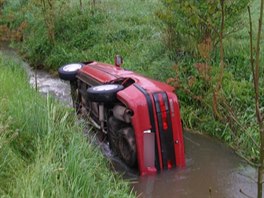 Automobil skonil v rozvodnnm potoku v Ruprechticch na Nchodsku. (19. 5....