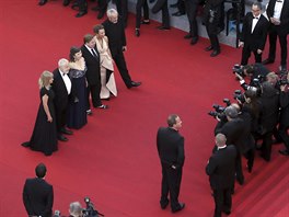 Na ervenm koberci v Cannes pzuj (zleva)producentka Georgina Lowe, reisr...