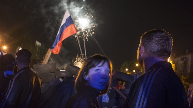 Obyvatel Doncku oslavuj vyhlen nezvislosti na Ukrajin (12. kvtna 2014)