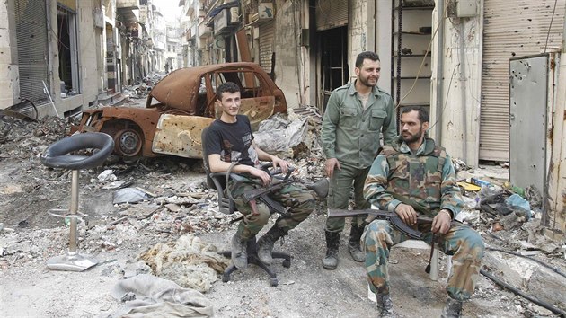 Asadovi vojáci hlídkují v rozstílených ulicích Homsu (8. kvtna 2014)