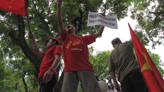 Protesty v Hanoji proti instalaci nsk ropn ploiny u Paracelskch ostrov (3. kvtna 2014)