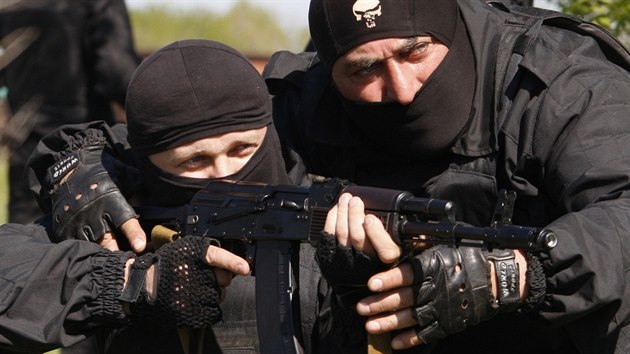 Pslunci polovojenskch jednotek Donbas, kter financuje oligarcha Ihor Kolomojskij (26. dubna 2014)