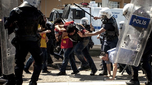 Demonstrace v Izmiru. Rozhoen Turci vin z dlnho netst v Som vldn stranu Spravedlnosti a rozvoje (15. kvtna 2014)