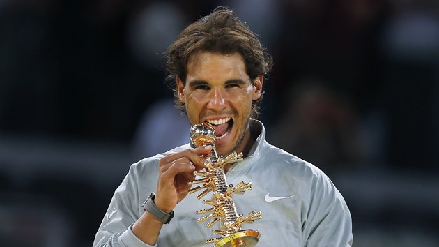 Rafael Nadal pózuje s trofejí pro vítze turnaje v Madridu. Tentokrát mu hodn
