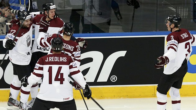 Hokejist Lotyska se raduj z glu v utkn proti Kazachstnu.
