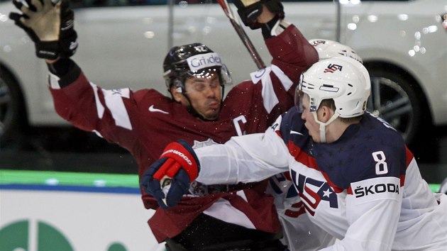 Amierck hokejista Jacob Trouba dal pst Herbertsu Vasiljevsovi z Lotyska. 