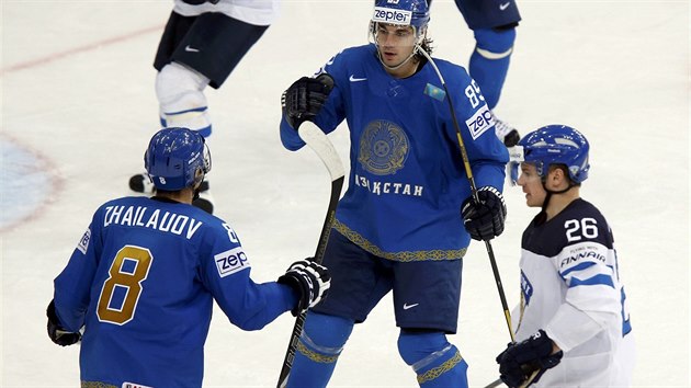 Hokejist Kazachstnu Konstantin Romanov  a Taglar ajlajov sdlej radost z glu v utkn proti Finsku.
