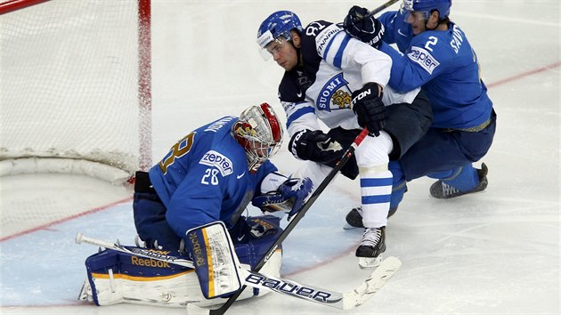 Finsk hokejov tonk Iiro Pakarinen se probj k brance Kazachstnu.