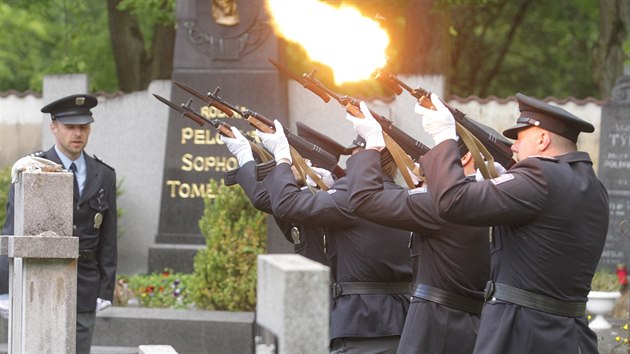 Rodina a kolegov se v Mlnku naposledy rozlouili s policistkou Petrou Z., j 2. kvtna u Kostelce nad Labem ve vysok rychlosti zranil zdrogovan idi. ena o den pozdji na nsledky zrann zemela.