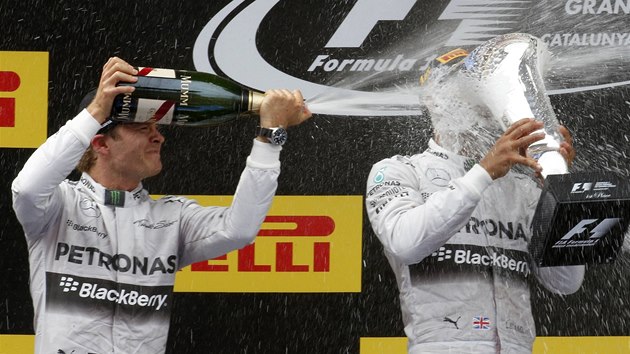 NEJRYCHLEJÍ DVOJICE. Lewis Hamilton (vpravo) slaví vítzství ve Velké cen