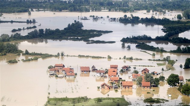 Leteck snmky zaplavenho bosenskho msta Oraje (18. kvtna)