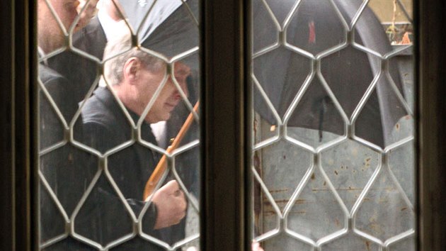 Josef Rycht (vpravo) pi poslednm rozlouen se zpvakou Ivetou Bartoovou v krematoriu v praskch Stranicch. (12. kvtna 2014)