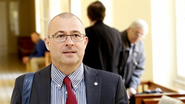 Bval ministr obrany Martin Bartk pichz na jednn Mstskho soudu v Praze. (13. kvtna 2014)