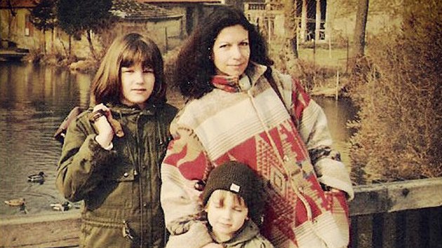 NA VLET. Vyrazily si s maminkou a star sestrou Mari Prochzkovou, dnen filmovou reisrkou.