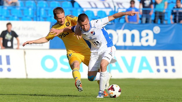 Souboj ostravskho Vclava Svrkoe (vpravo) s jihlavskm zlonkem Markem Jungrem. Po utkn byl mnohem spokojenj tonk Banku Ostrava.