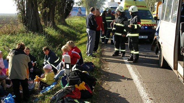 Nehoda nkladn auta a mikrobusu u Hradce Krlov - Do mikrobusu s dtmi narazil u Hradce Krlov nkladn vz a natlail ho na osobn auto. Jedno dt si zlomilo nohu, dal mli pohmodniny.