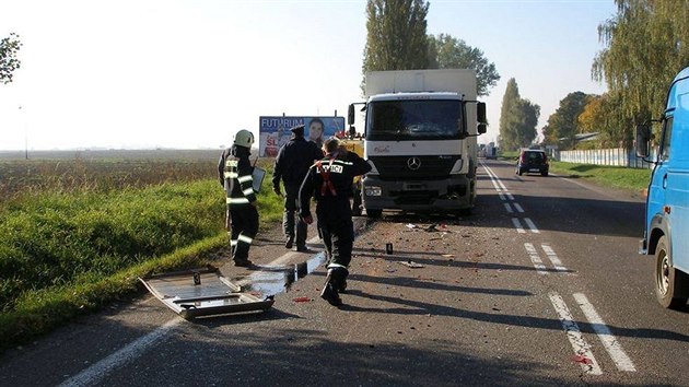 Nkladn auto, kter narazilo do mikrobusu - Do mikrobusu s dtmi narazil u Hradce Krlov nkladn vz a natlail ho na osobn auto. Jedno dt si zlomilo nohu, dal mli pohmodniny.