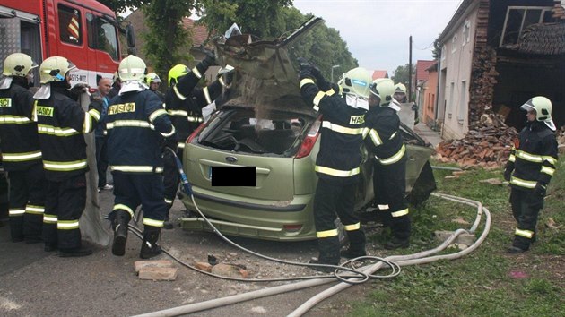 Auto narazilo v Raden do domu, cestou pokodilo plynovou ppojku a plyn zaal hoet. (16. kvtna 2014)