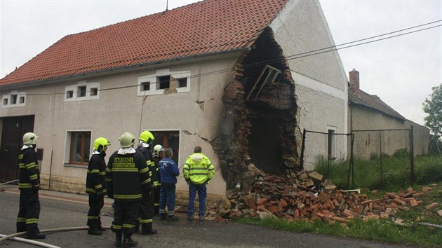 Auto narazilo v Raden do domu, cestou pokodilo plynovou ppojku a plyn zaal hoet. (16. kvtna 2014)
