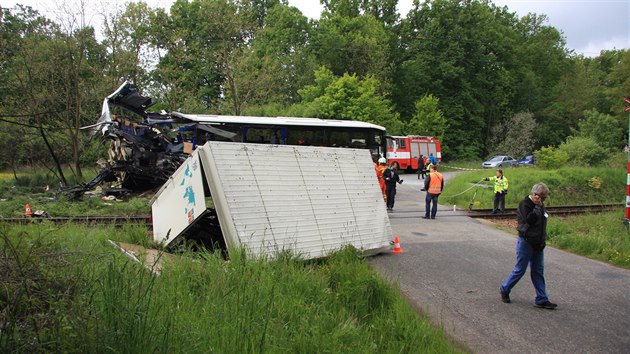 Nehoda zjezdovho autobusu s vlakem u Hlubok nad Vltavou.
