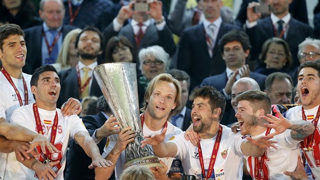 Kapitn FC Sevilla Ivan Rakiti oslavuje se spoluhri triumf v Evropsk lize. Ve finle v Turn panlsk tm porazil Benfiku na penalty.