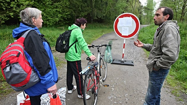 Pokcen stromy i znaky zakazujc vjezd se objevily na frekventovan cyklostezce Jihlava  Teb  Raabs v seku mezi Jihlavou a Lukami nad Jihlavou u obce Bradlo.