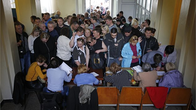 Obyvatel Donck a Luhansk oblasti na vchod Ukrajiny hlasuj o budoucnosti svch "lidovch republik" (11. kvtna 2014)