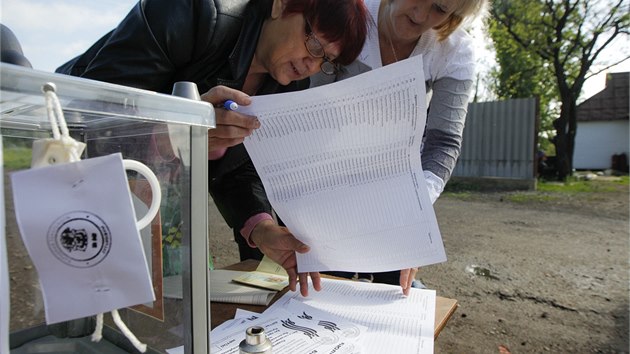 Do nkterch vesnic pivezli organiztoi referenda mobiln urnu. (11. kvtna 2014)