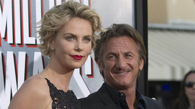 Charlize Theronová a Sean Penn pili ruku v ruce na premiéru filmu Vechny...