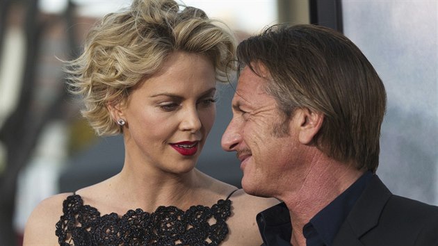 Charlize Theronov a Sean Penn byli nejprve dobrmi pteli. Jejich vztah perostl v lsku.