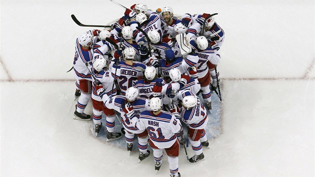 VÍTZNÁ EXTÁZE. Hokejisté New York Rangers slaví prnik do semifinále Stanley