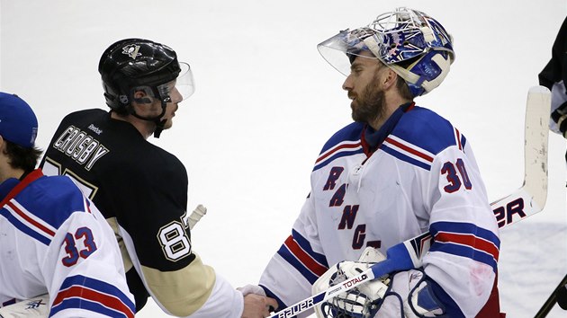 VECHNO ZL ZAPOMENUTO? Brank New York Rangers Henrik Lundqvist si po skonen srie s Pittsburghem tese rukou se Sidneym Crosbym. Po kontroverzi v pedchozm zpase musel glman platit pokutu.