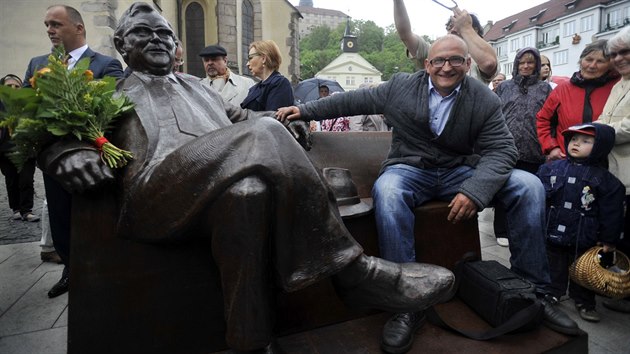 Tvrce nov bronzov laviky Josefa kvoreckho v Nchod socha Josef Faltus.