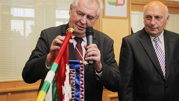 Milo Zeman pipnul na prapor Plzeskho kraje prezidentskou stuhu.