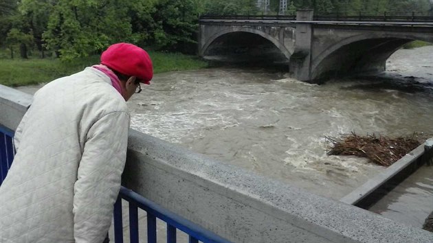 Beva ve Valaskm Mezi obyvatele pli neznervzovala, problm by podle nich byl a ve chvli, kdyby se eka vylila, k emu chyblo jet pl metru.