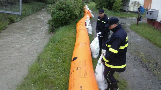 Dobrovoln hasii v Krhov u Valaskho Mezi pipravovali bariry proti rozvodnnmu potoku.