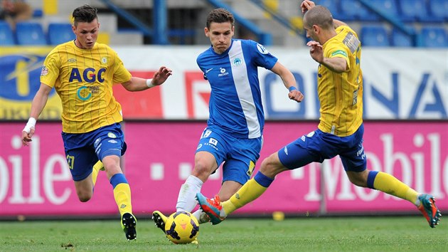 Libereck David Pavelka (uprosted)   v souboji s teplickmi fotbalisty Admirem Ljevakoviem (vpravo) a Egonem Vchem.