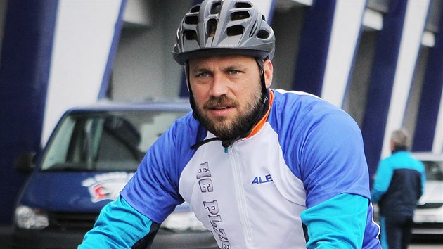 Zkuen obrnce Petr Kadlec si na prvnm trninku v Plzni vyzkouel roli cyklisty.